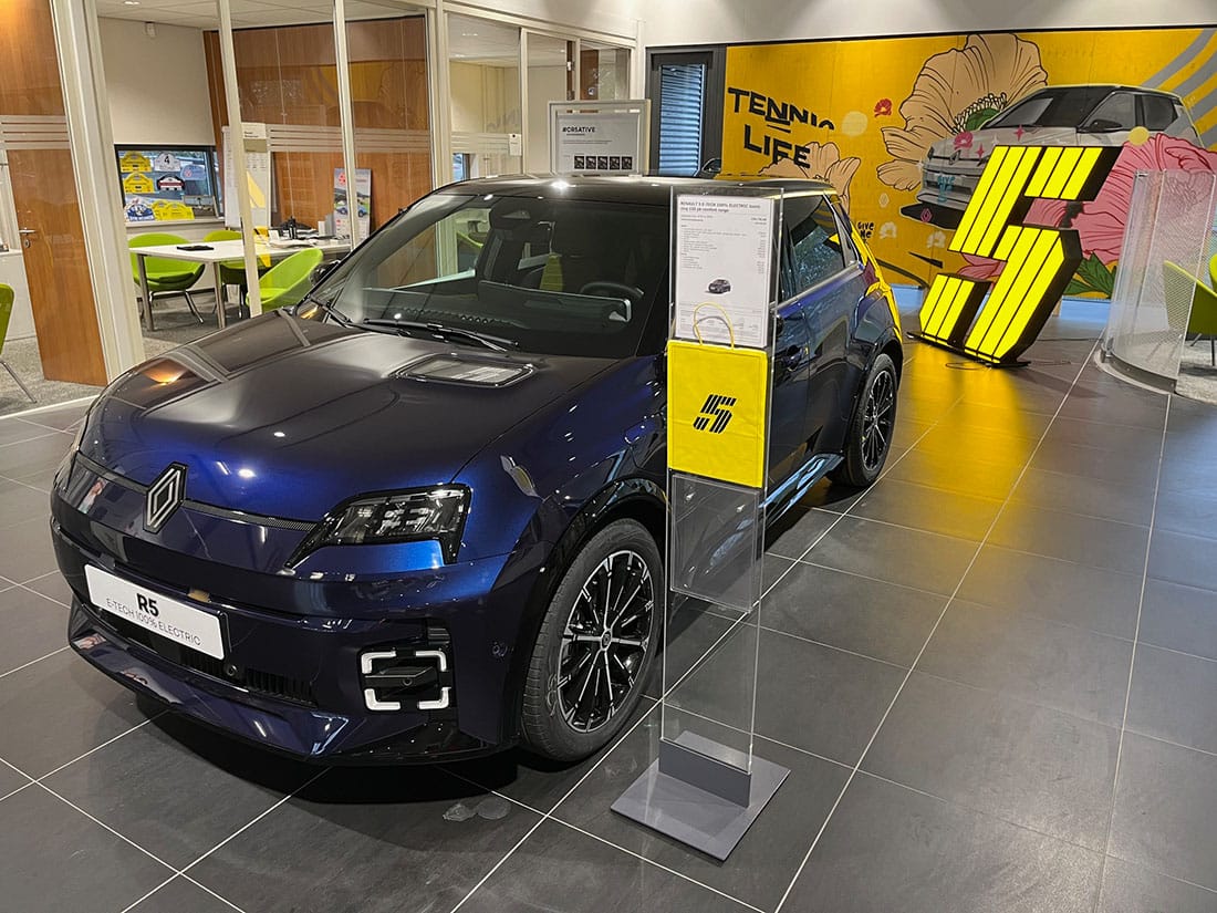 Renault 5 E-Tech electric blue bij de dealer